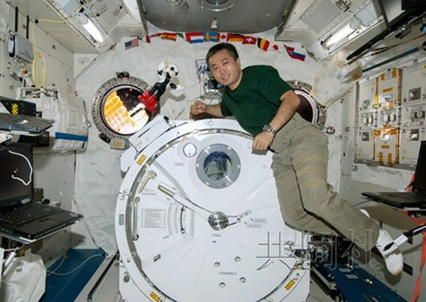 12月19日,日本宇航员若田光一与小机器人KIROBO在国际空间站内对话的视频对外公开。