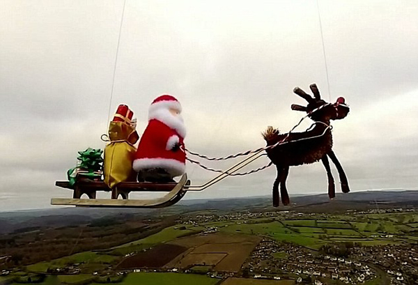 英国科技发烧友利用气象气球将圣诞老人和拉雪橇的驯鹿送上太空边缘