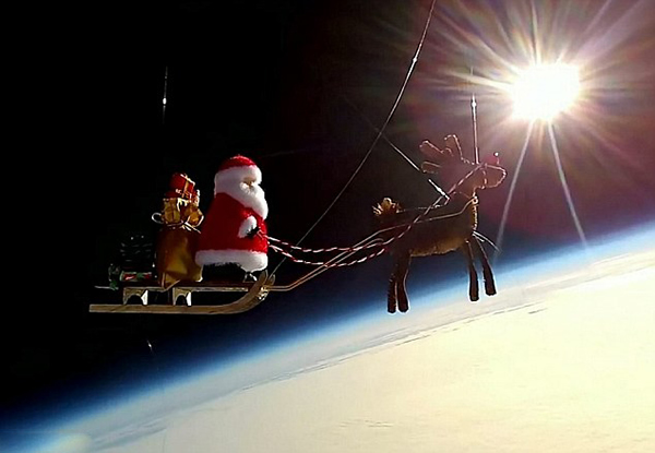 英国科技发烧友利用气象气球将圣诞老人和拉雪橇的驯鹿送上太空边缘