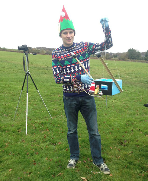 英国科技发烧友利用气象气球将圣诞老人和拉雪橇的驯鹿送上太空边缘