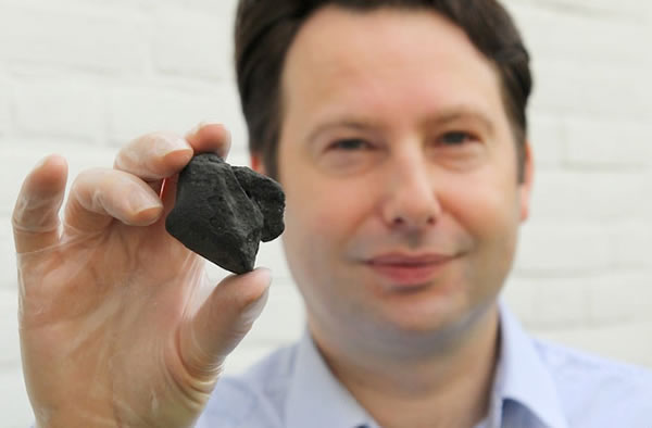 Marco Langbroek of the Vrije Universiteit (VU) of Amsterdam with the Diepenveen