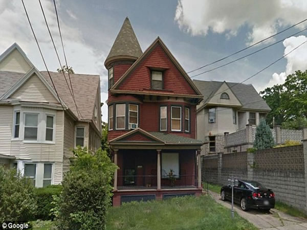 美国宾州这间待售屋,却是以「房屋闹鬼」的作为出售的噱头,受到大家欢迎。