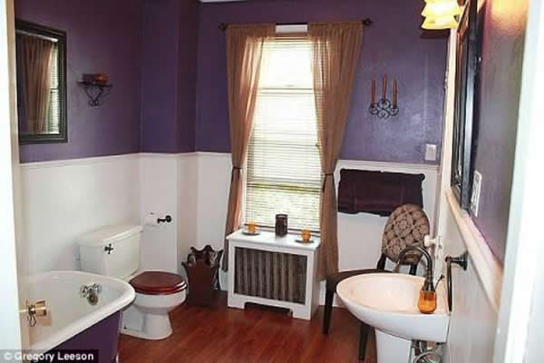 2楼厕所镜子会出现鬼影