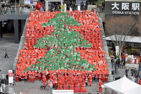 日本922名“圣诞老人”组成圣诞树创世界纪录