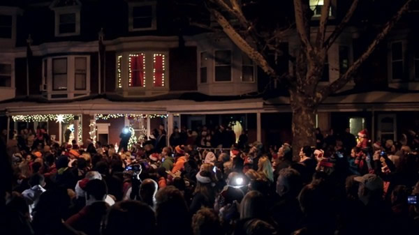 美国即将离世的血癌儿童希望听到耶诞歌,上万人挤进小镇替她圆梦