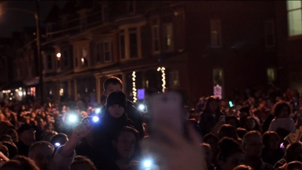 美国即将离世的血癌儿童希望听到耶诞歌,上万人挤进小镇替她圆梦