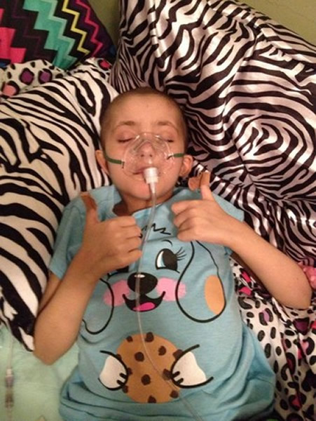 虚弱的女童只能躺在病床上答谢大家。