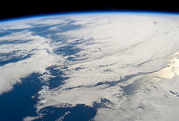 2013年5月18日,由国际空间站宇航员拍摄到的位于阿拉斯加阿留申岛弧的巴普洛夫火山。巴普洛夫火山于五日前开始喷发,喷出的火山灰云高达2万英尺(6000米)。