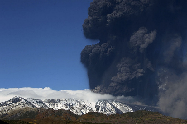 2013年11月23日,火山灰和火山气体从欧洲最高的活火山——埃特纳火山翻腾而起。