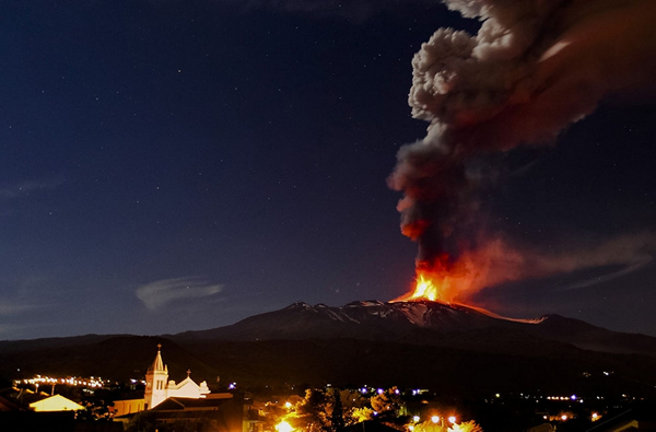 2013年11月16日,埃特纳火山喷发,岩浆、火山灰和火山气体在上空翻腾。