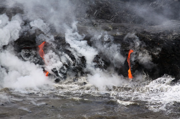 2013年5月2日,夏威夷群岛第一大岛的基拉韦厄火山连续喷发。岩浆从12公里(7.5英里)长的圆锥形喷射出来,涌入大海支流。熔岩由于海浪的冷却和拍击变成了碎片,