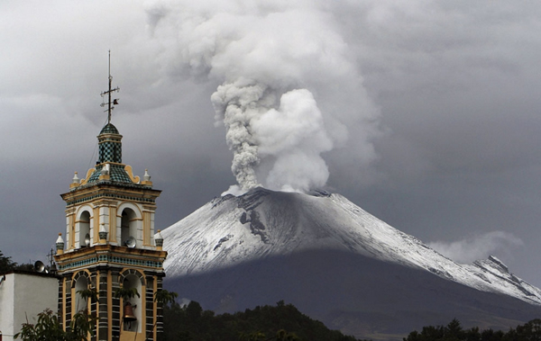 2013年7月7日,一股从墨西哥波波卡特佩特火山喷出的火山灰和蒸汽遮蔽住了圣地亚哥的天主教堂。