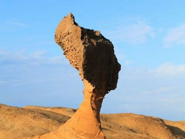 台湾4000年历史的野柳地标“女王头”风化面临“断头”命运