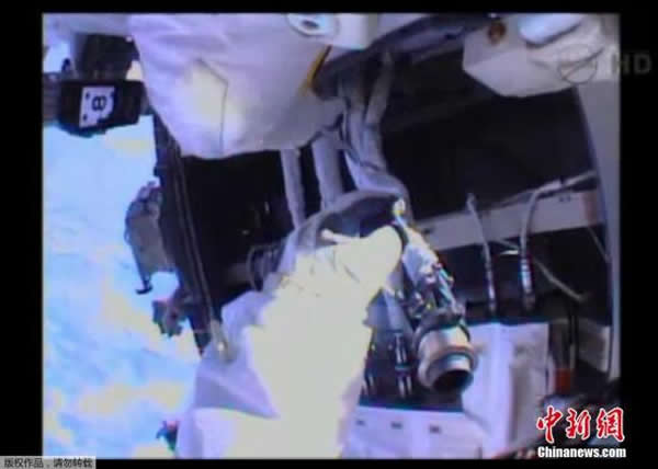 资料图:2013年12月21日,美国航空航天局宇航员迈克尔·霍普金斯和理查德·马斯特拉基奥开始进入太空更换国际空间站冷却系统的一个泵,它的故障导致了空间站美国部