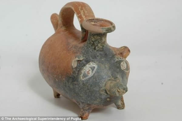 意大利一座古墓内发现2400年前小猪造型赤土陶奶瓶