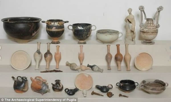 在这个古墓内，考古小组共发现了30件文物，包括2个女性造型的赤土陶小雕像，3个奶瓶(包括小猪造型在内)以及一些陶罐、花瓶和盘子。考古学家已经对盘子进行清洗和修复