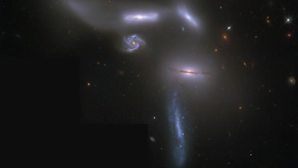 西佛六重星系的四个星系在银河系大小的宇宙空间中上演了奇特的地盘争夺战。