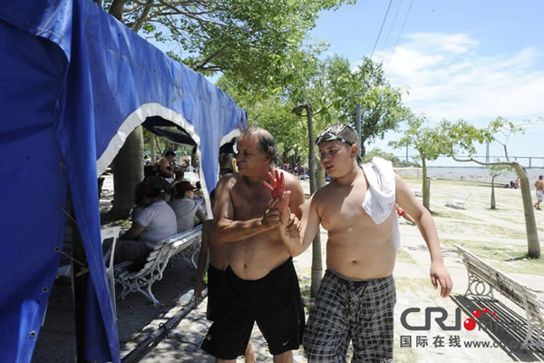 “食人鱼”鲳鱼袭击阿根廷一条河里乘凉的人