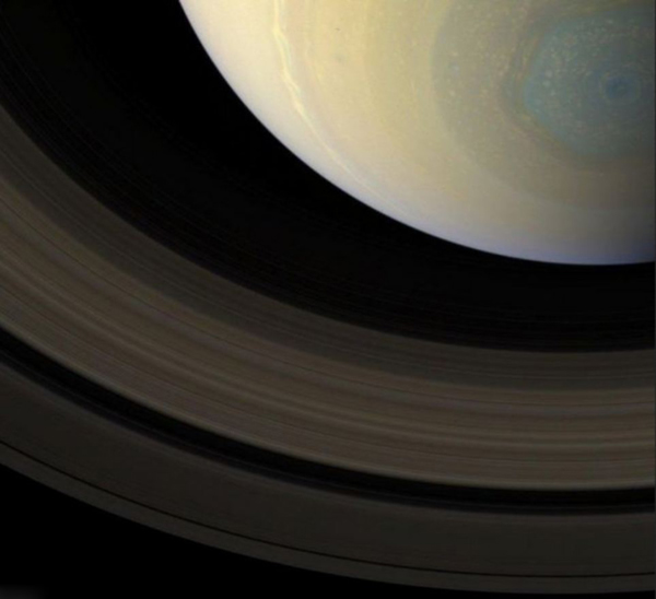 美国“卡西尼号”太空船于2013年11月份所抓拍到的土星风暴图像,展现了风暴的真实色彩。