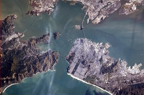 加拿大宇航员克里斯•哈德菲尔德(Chris Hadfield)在国际空间站所拍摄到的美国旧金山湾的高清图像,而金门大桥也赫然屹立其中,令人感慨万千。