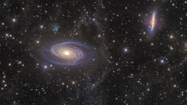 距地球约1200万光年的M81和M82星系,美丽的红外线波长由星际尘埃形成。