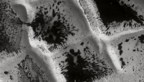 位于火星南极地区地表层状物质中间的交叉脊,形成原因尚不明确。