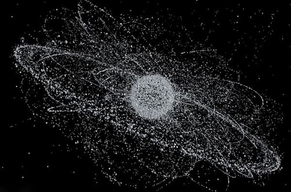 德国摄影师迈克尔拍摄到的四处弥漫的太空碎片,这已成为严峻的空间环境问题。据估计在地球轨道附近漂浮着约37万片太空垃圾,它们以每小时22000英里的速度运行着。