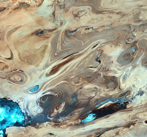 伊朗大盐漠太空照。沙漠中心地带为庞大的湿地,西部为马赛克般的盐湖群。