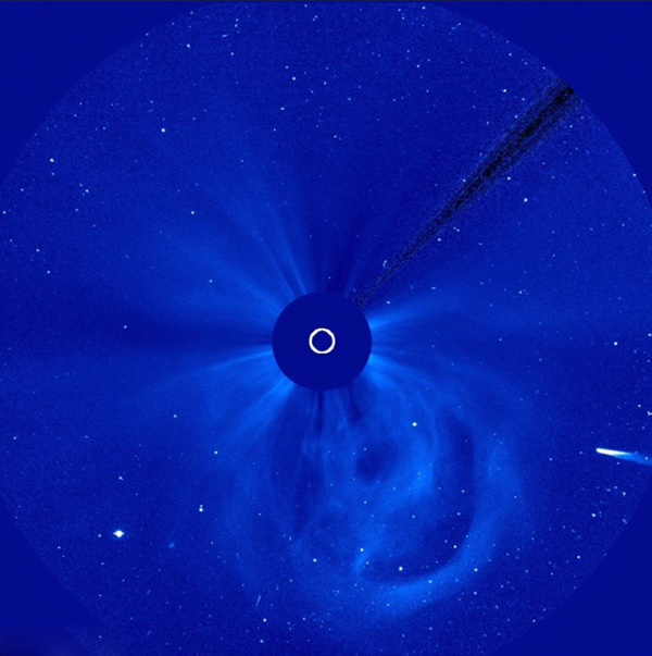2013年11月27日清晨,太阳表面光线被遮挡,人们得以清晰地看到太阳轮廓,以及其正下方的大范围彗星群。