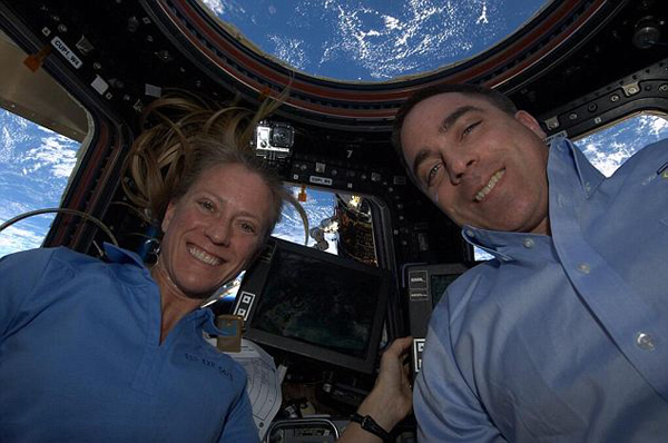 国际空间站宇航员太空行走时玩起自拍