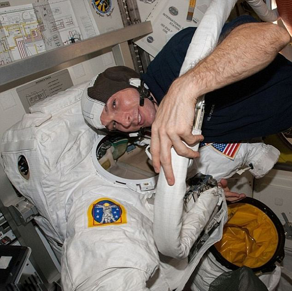 国际空间站宇航员太空行走时玩起自拍