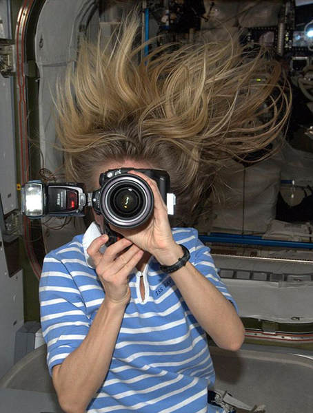 国际空间站宇航员太空行走时玩起自拍