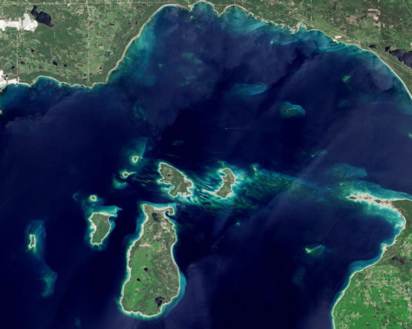 2013年5月24日,地球资源8号卫星拍摄到的密歇根湖最北端。