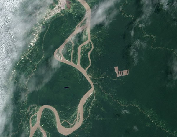 2013年8月28日,地球资源8号卫星拍摄到秘鲁亚马逊流域遭受森林采伐的破坏。