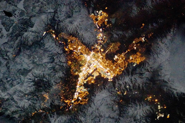 2013年1月28日,国际空间站一位宇航员夜间拍摄美国内华达州里诺市的太空照。