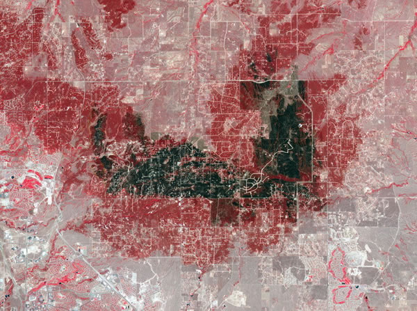 2013年6月20日,Terra卫星拍摄科罗拉多州史上最具破坏性的火灾,这场大火持续燃烧了9天时间,点燃了14000英亩森林,导致两人死亡,烧毁500多个房屋。