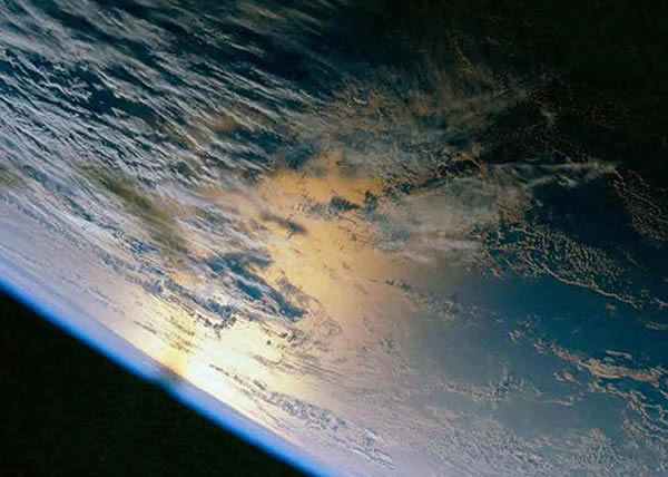 如果有幸能乘坐热气球旅行太空,有机会观赏美丽的蓝色星球。