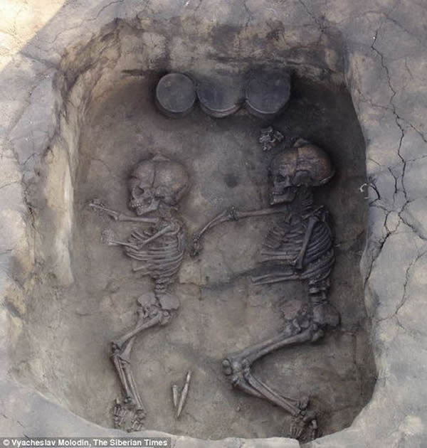 研究人员指出,两具尸骨死亡时间不一致,是死后有意被摆放成拥抱姿式,或者将死者手拉在一起。