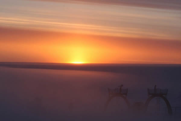 太阳照耀下的南极地平线,本张照片拍摄于康科迪亚站,这是法国和意大利联合建造的考察站,位于南极冰盖中心,一旦太阳落下地平线,那么它们将有4个月的时间看不到太阳,此