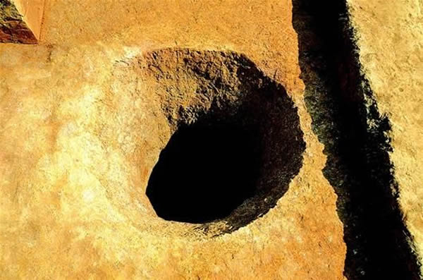 岩阴山脚新发现的探矿圆井
