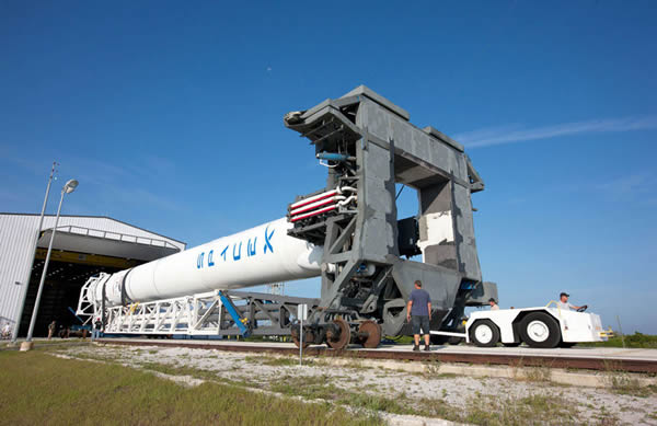 2014年将是私人太空飞行的里程碑,两个私人商业航天公司将通过私人火箭执行发射任务,加州SpaceX公司今年将推出它的第一个任务,使用升级的猎鹰9号火箭执行发射