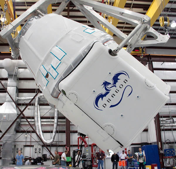 SpaceX公司与美国宇航局签订了16亿美元的合同,将执行12次发射,使用无人驾驶的龙式飞船参与对国际空间站的补给任务,今年2月可能推出其第三个无人飞船补给飞行