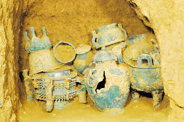 宝鸡石鼓山考古发掘出西周众多青铜器