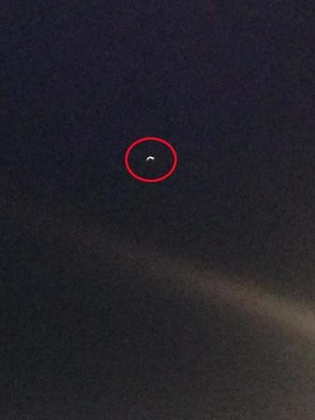 日本东京新宿区一男子3日用相机拍摄到不明飞行物掠过天边的景象