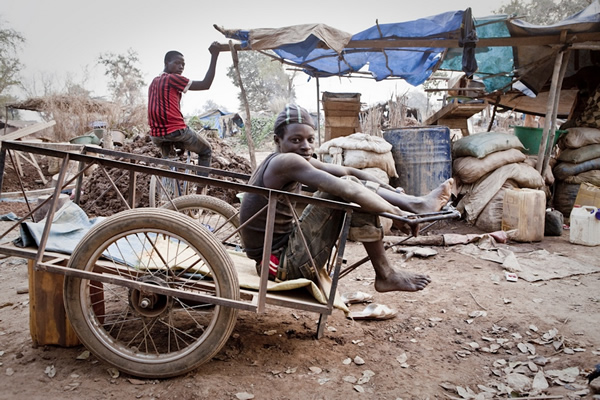 位于塞内加尔境内冈比亚河沿岸的金矿工人,正在倒班的间隙休息。