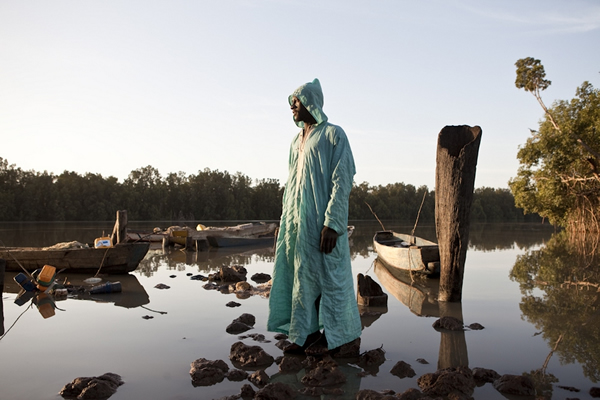 在 Bambali村庄里的一名冈比亚渔夫。