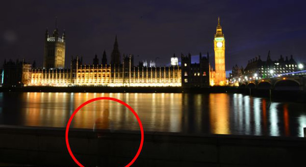 英国议会大厦拍到鬼魂