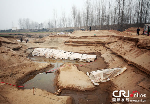 2014年1月6日,河南洛阳古沉船发掘现场,两艘古沉船,一艘已经挖掘出土,另一艘还有一半埋在沙丘里。