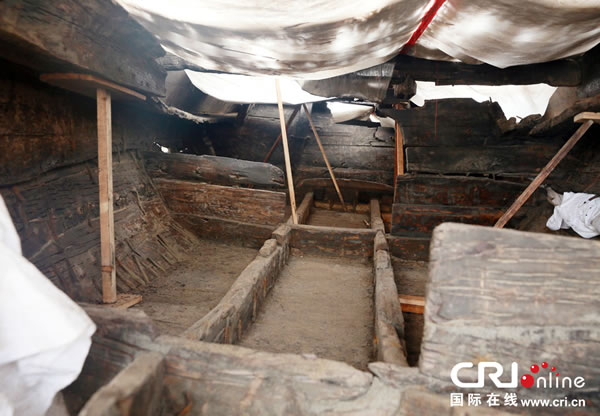 2014年1月6日,河南洛阳古沉船发掘现场,古沉船头,船仓内部。