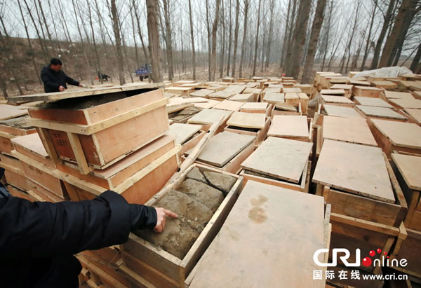 2014年1月6日,河南洛阳古沉船发掘现场,古船周围和船上清理出来的青膏泥已被打包入箱。